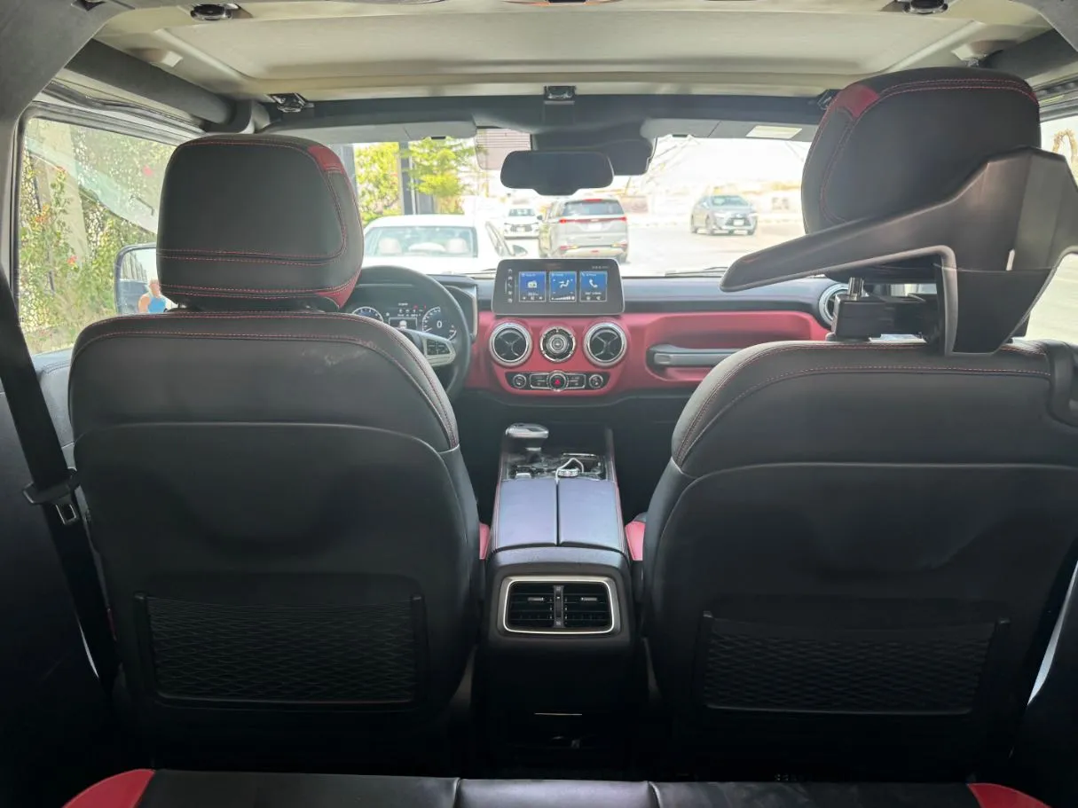 Car image 14