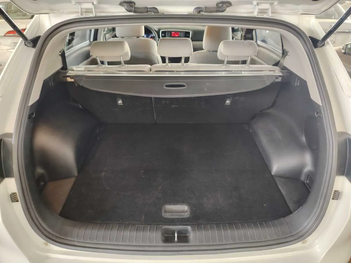 Car image 27