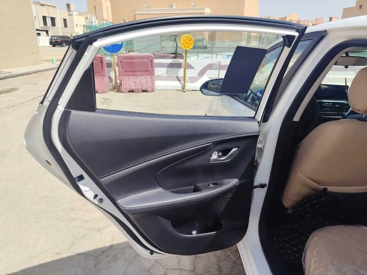 Car image 14