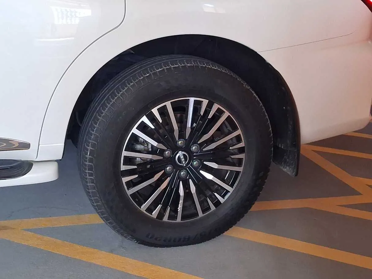 Car image 9
