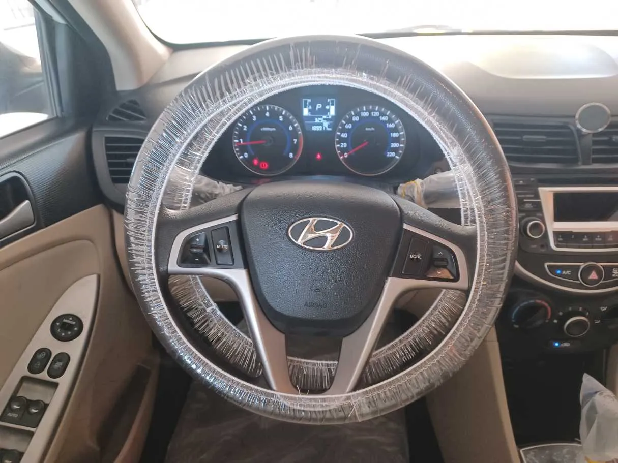 Car image 16