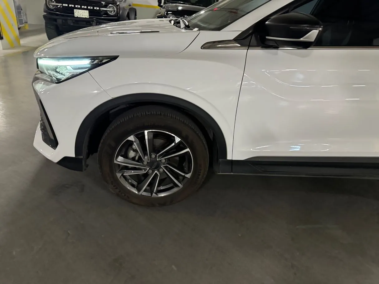 Car image 9