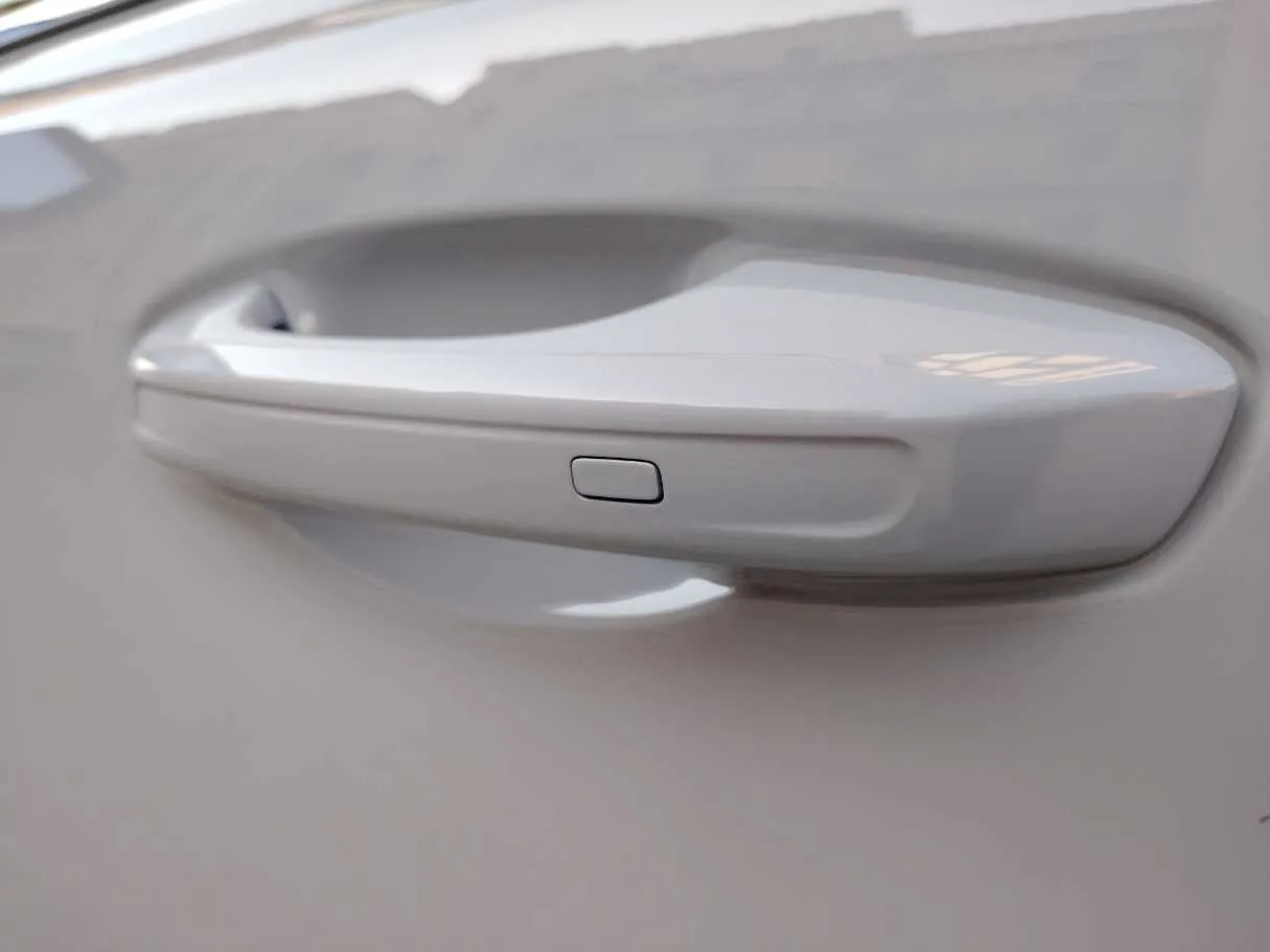 Car image 30
