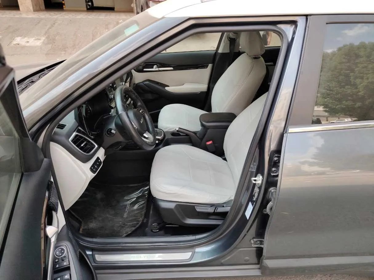 Car image 12