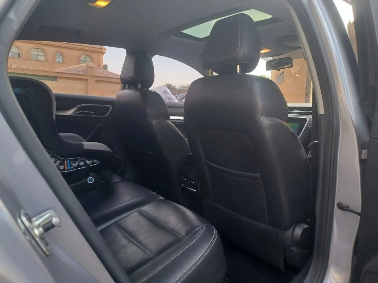Car image 13