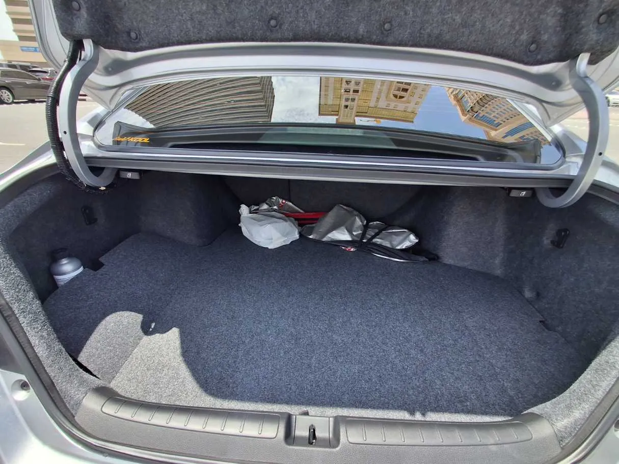 Car image 19