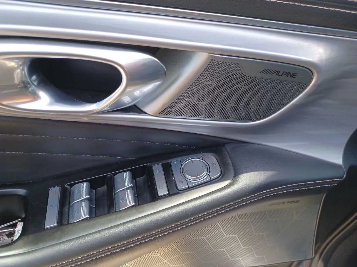Car image 20