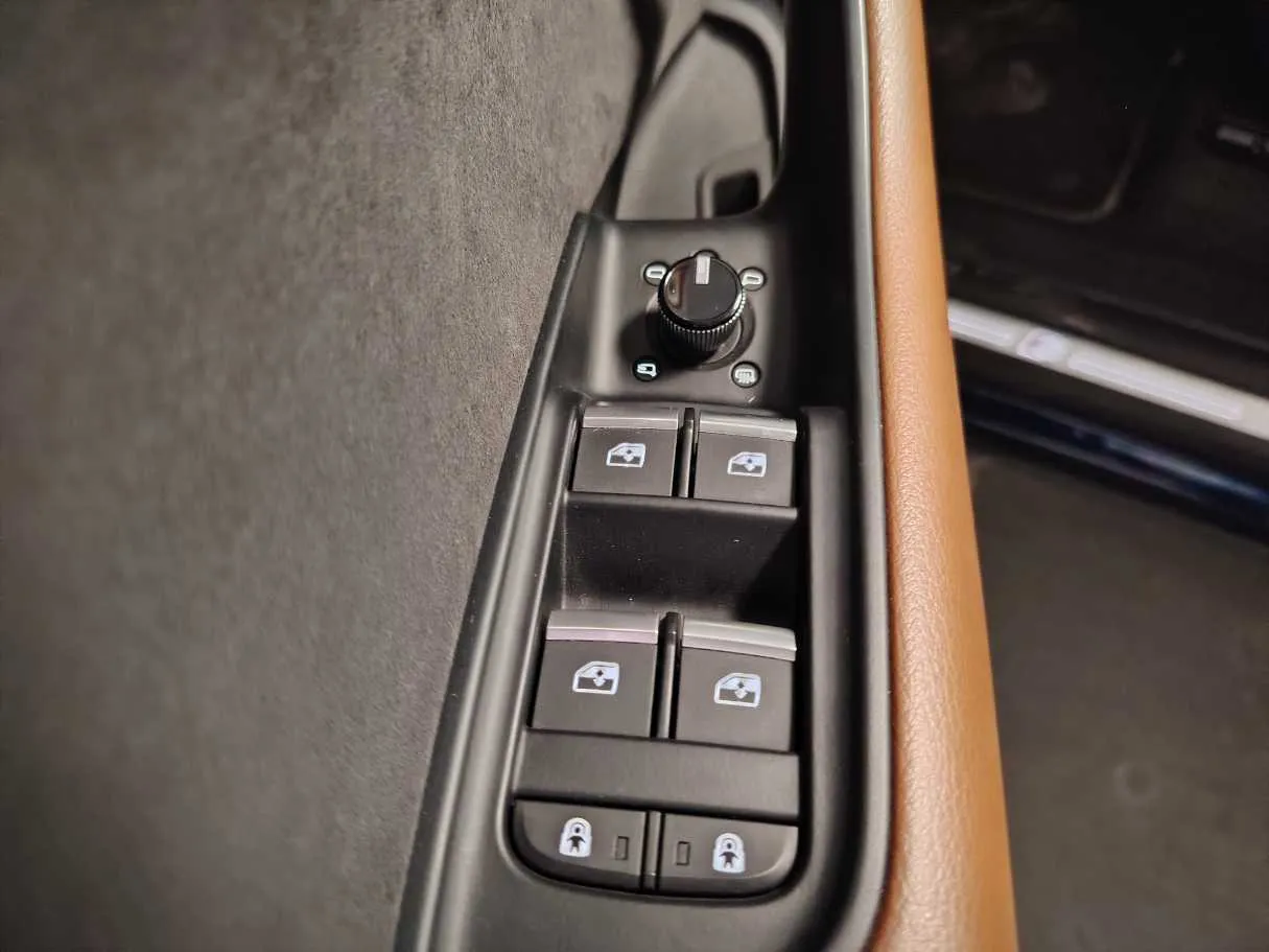Car image 28