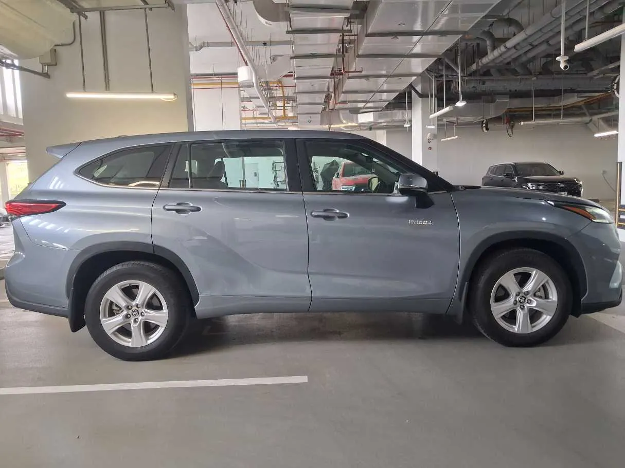 Car image 8