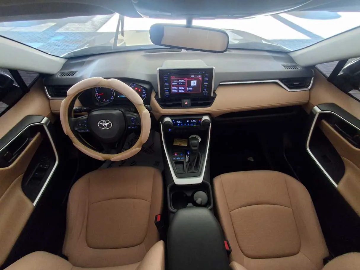 Car image 14