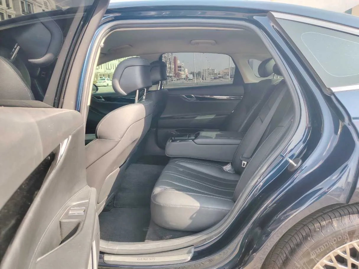 Car image 15