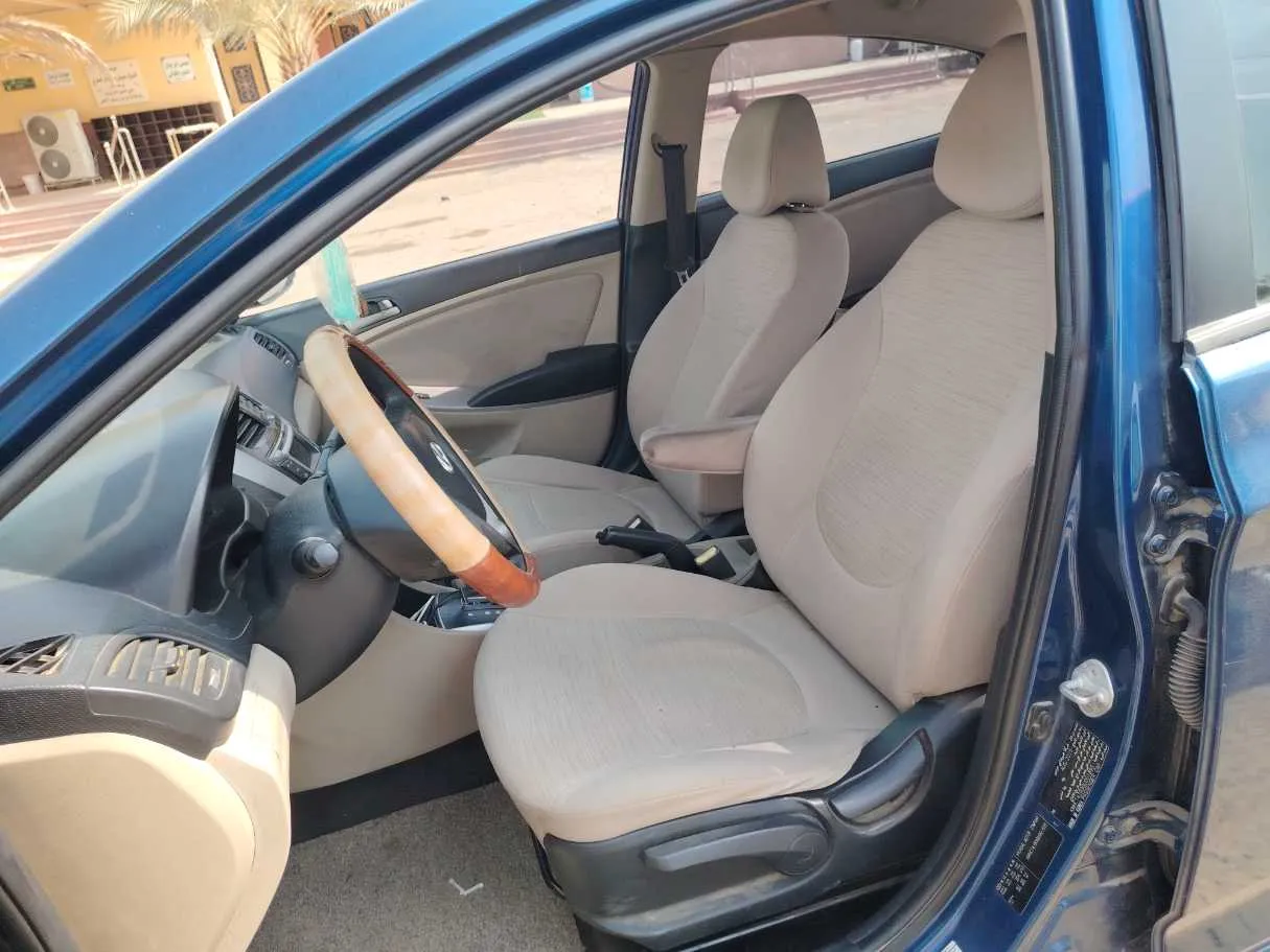 Car image 12