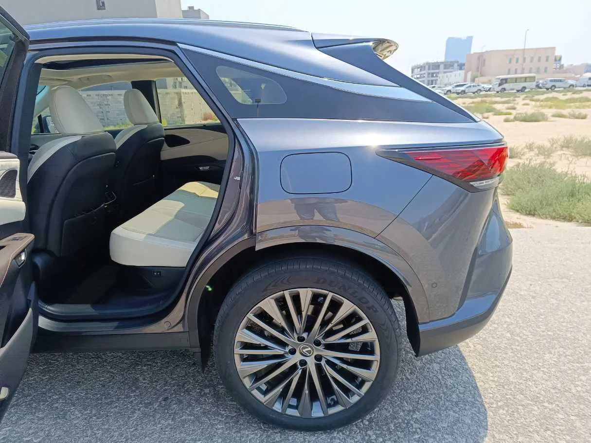 Car image 16