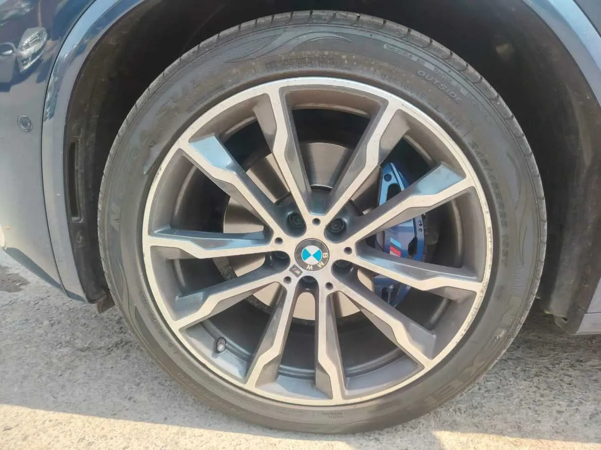 Car image 10