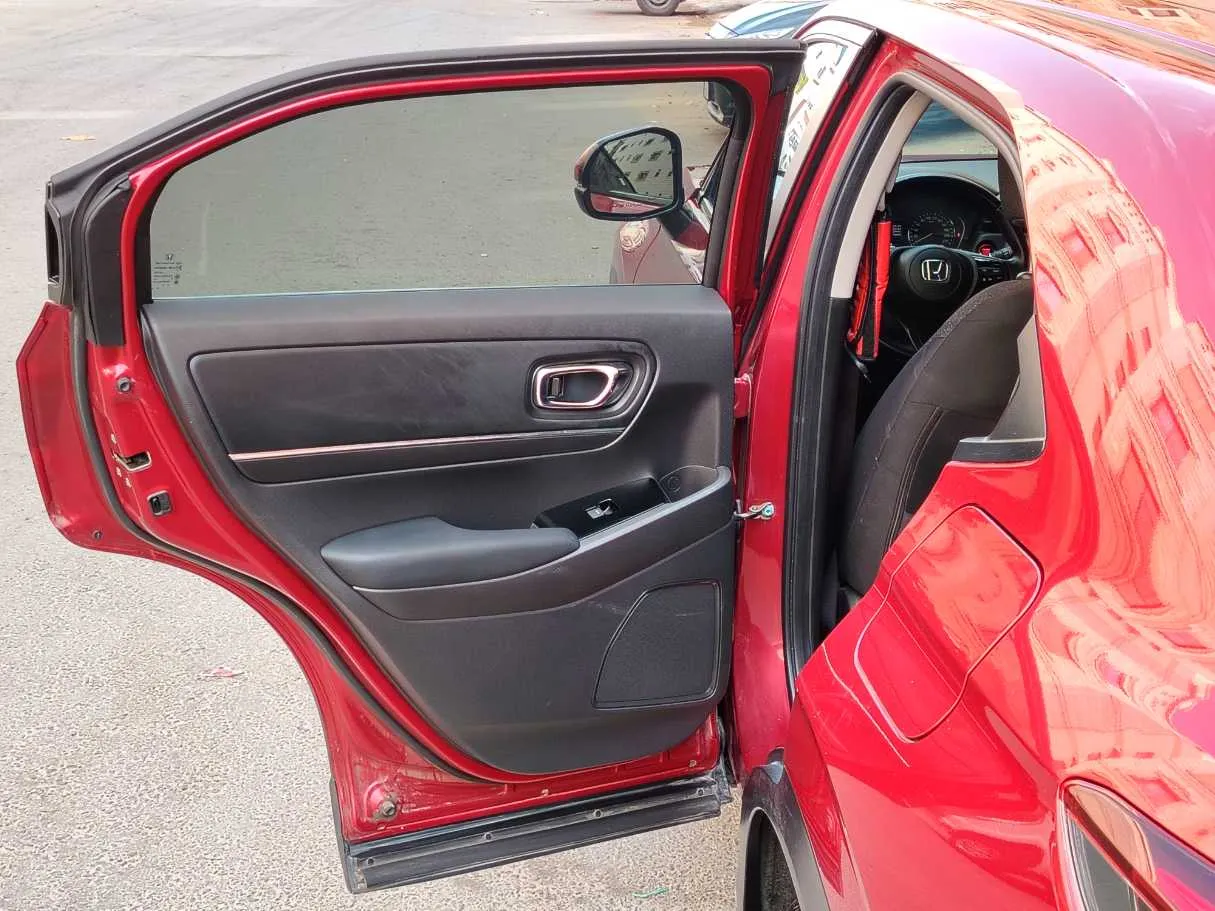 Car image 14