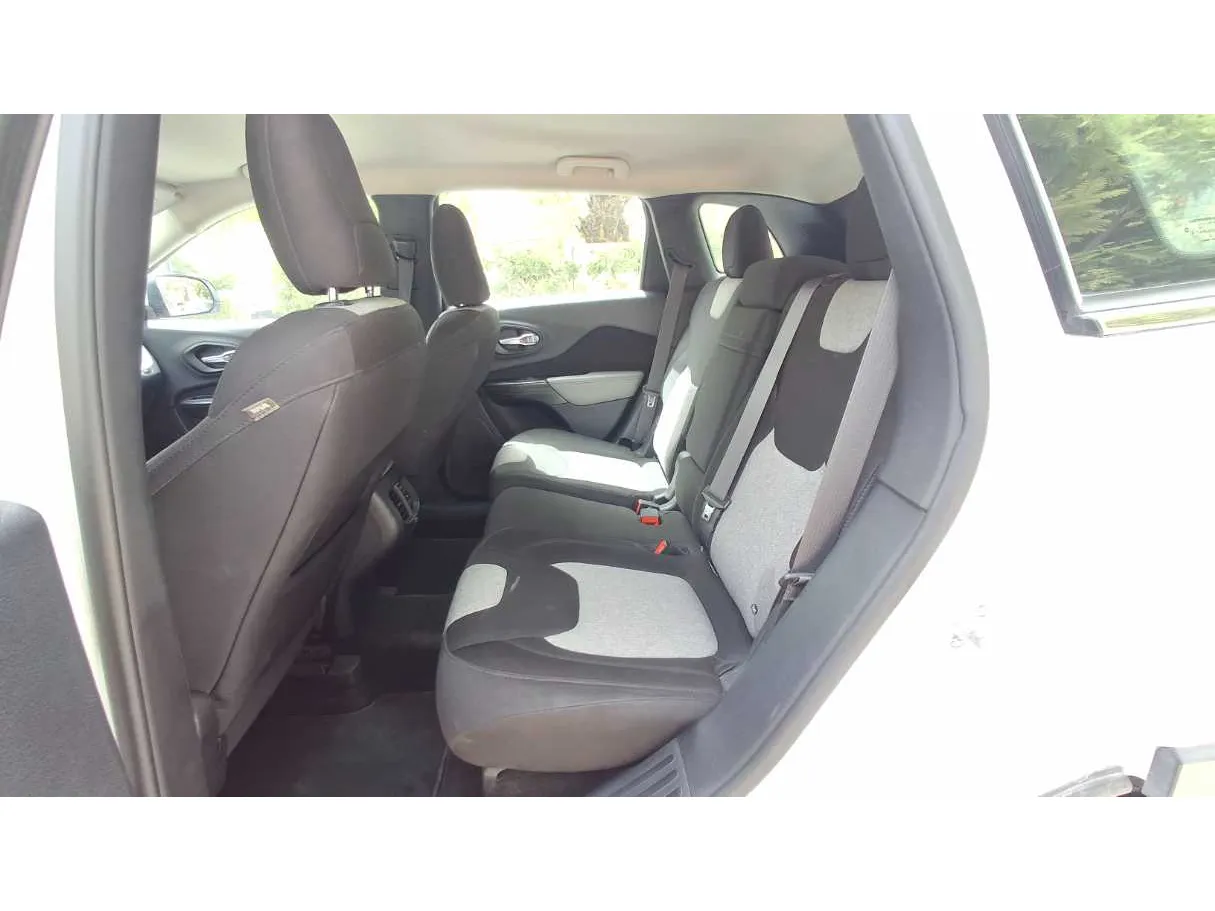 Car image 13