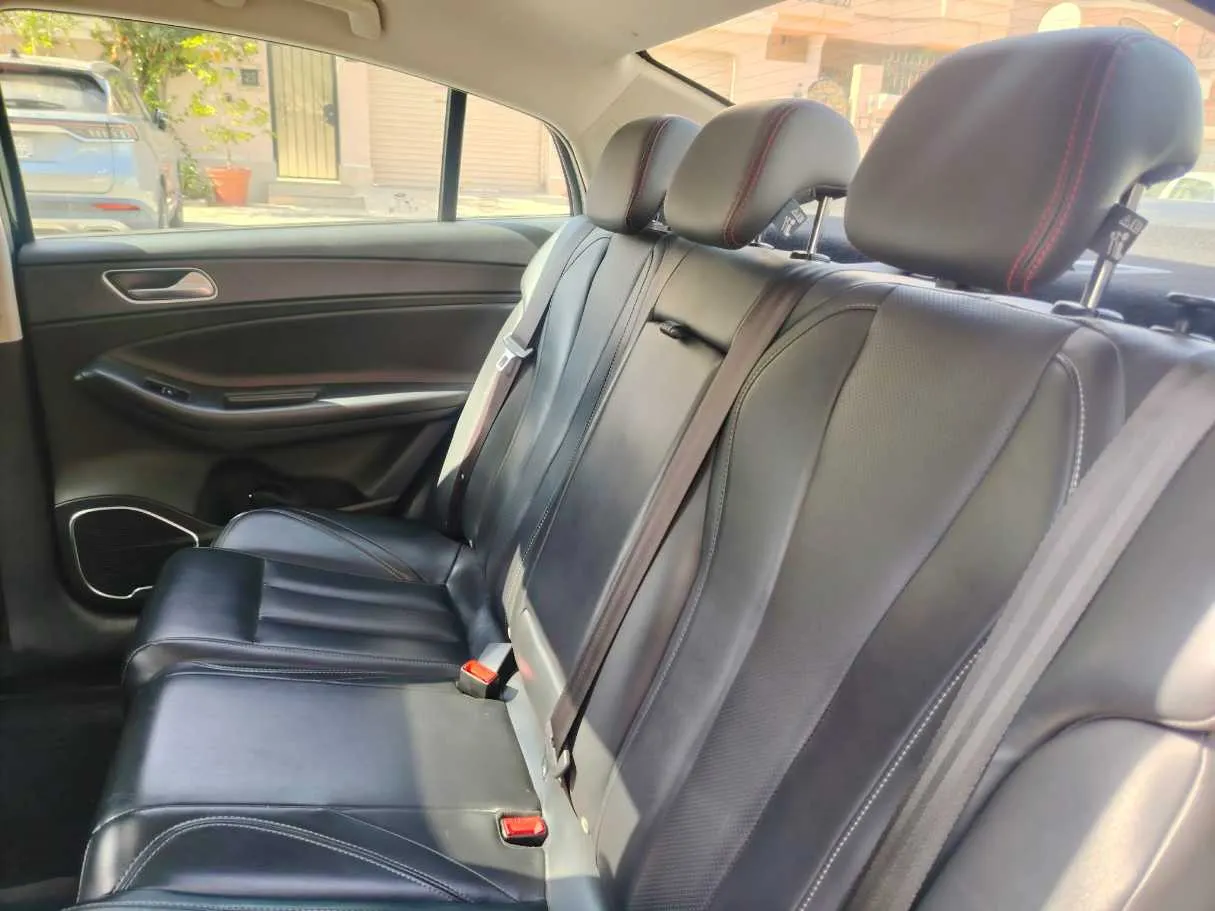 Car image 19