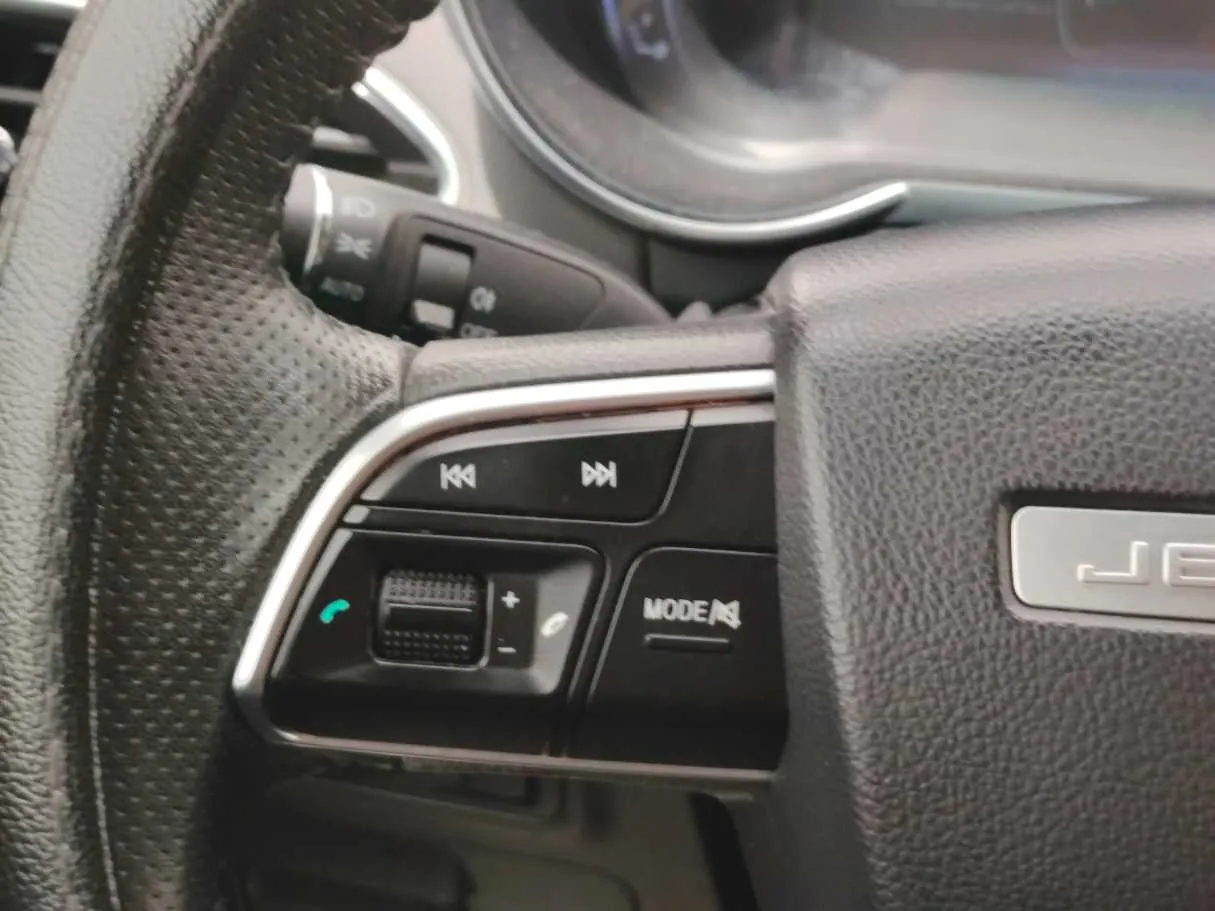 Car image 25