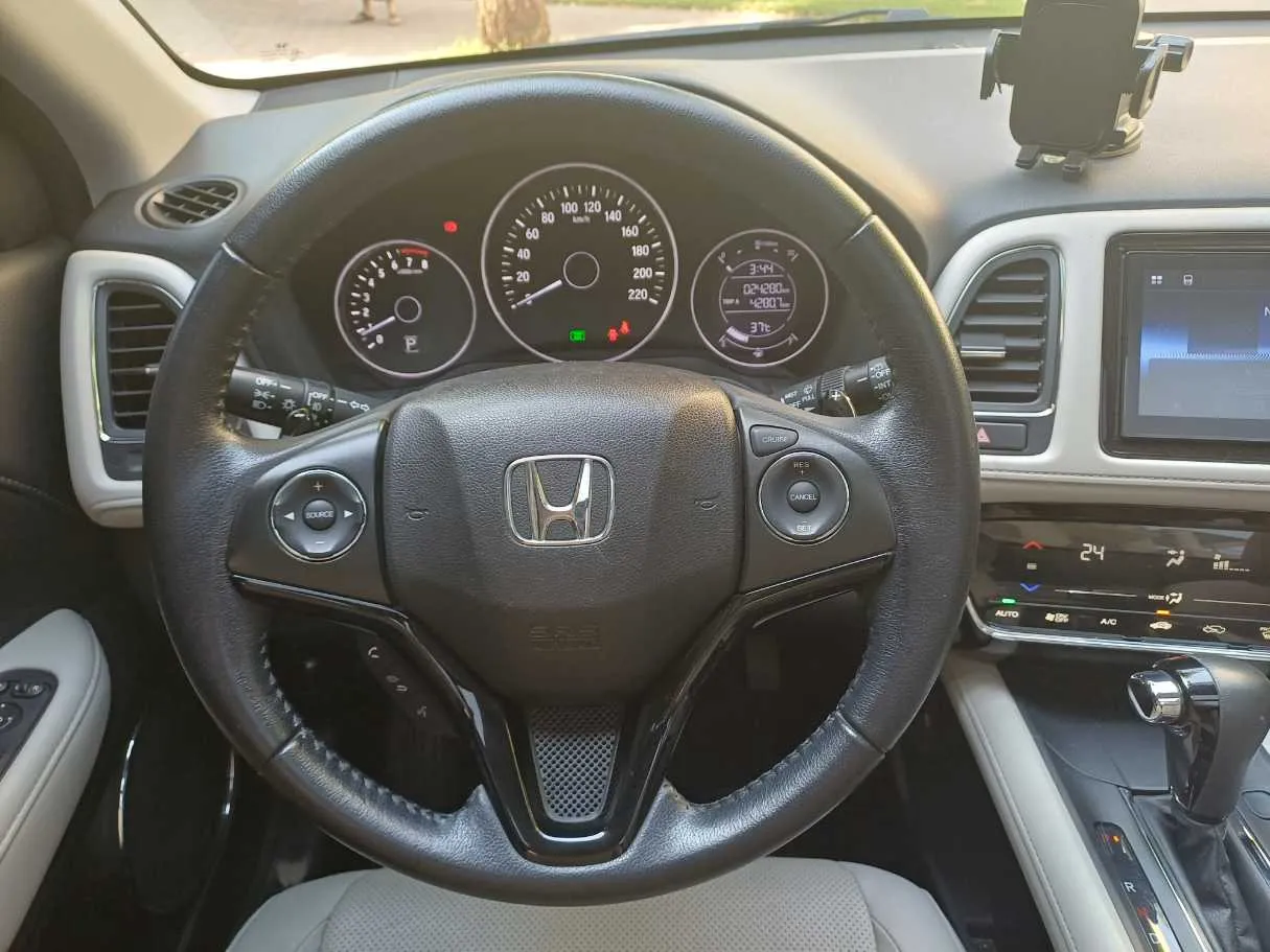 Car image 13