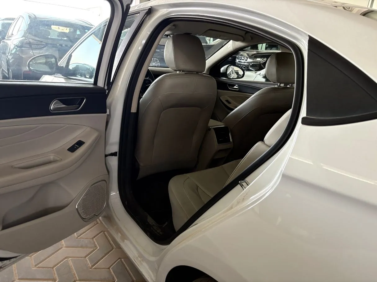 Car image 14