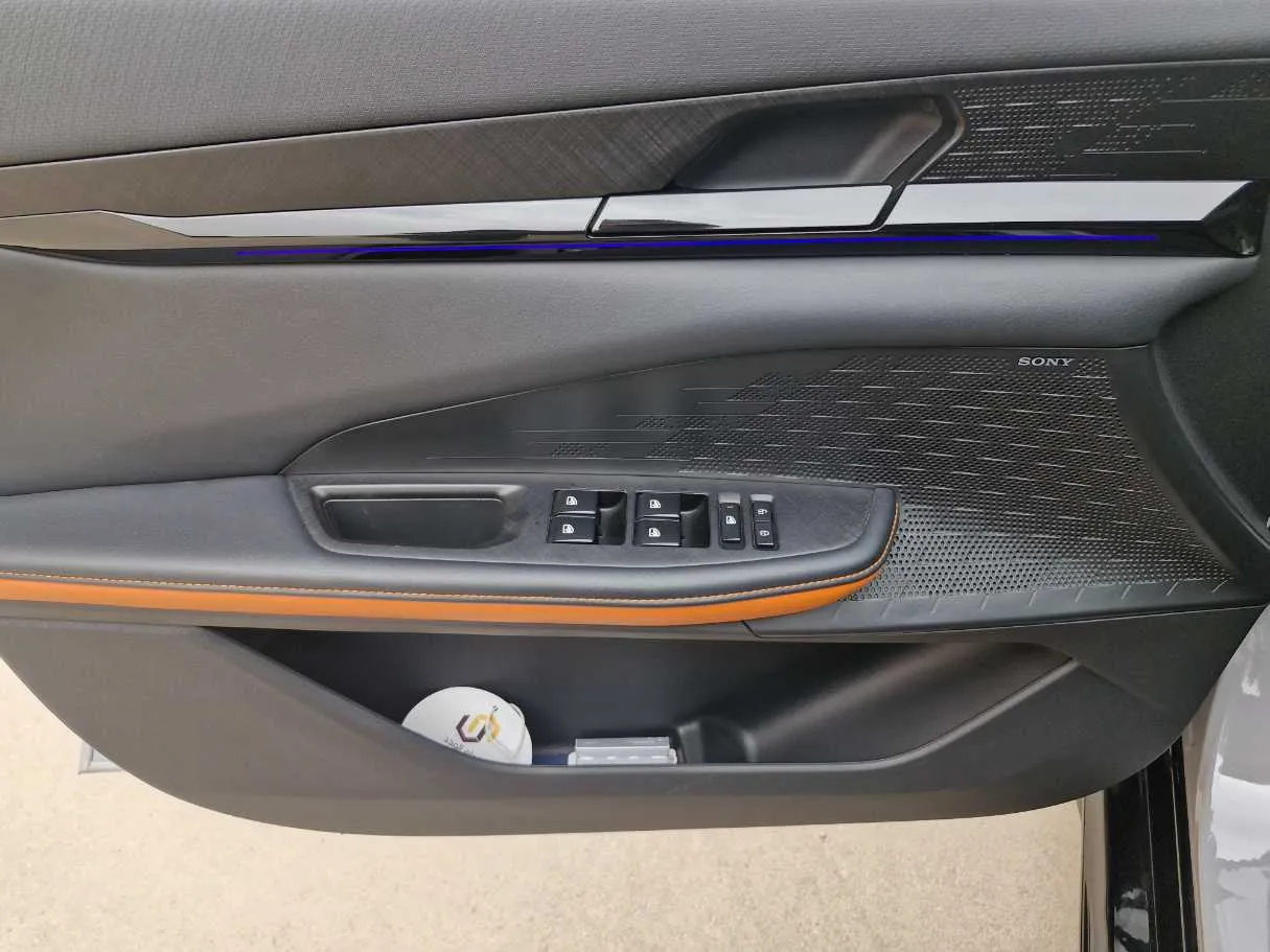 Car image 24