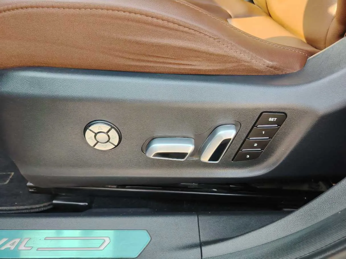 Car image 40