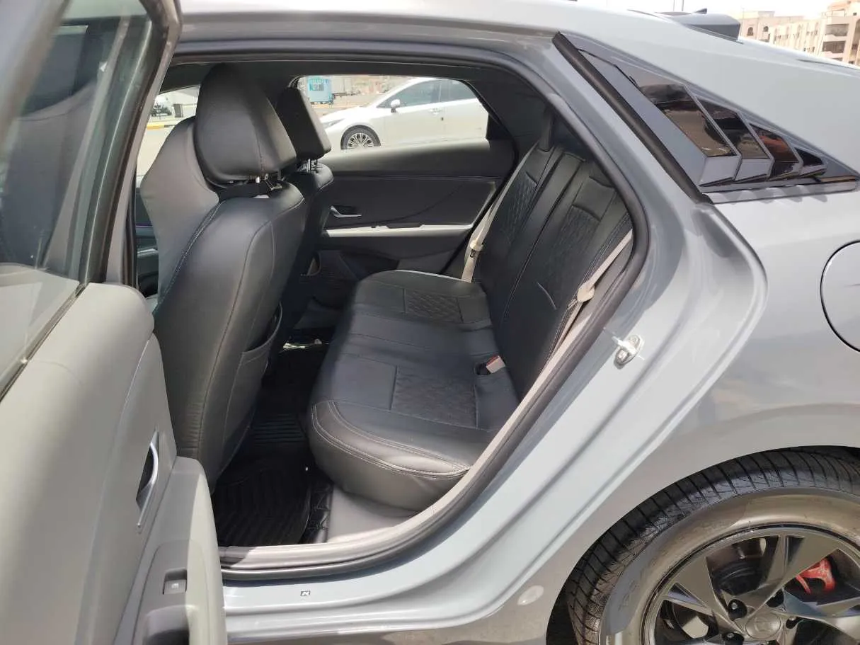 Car image 14