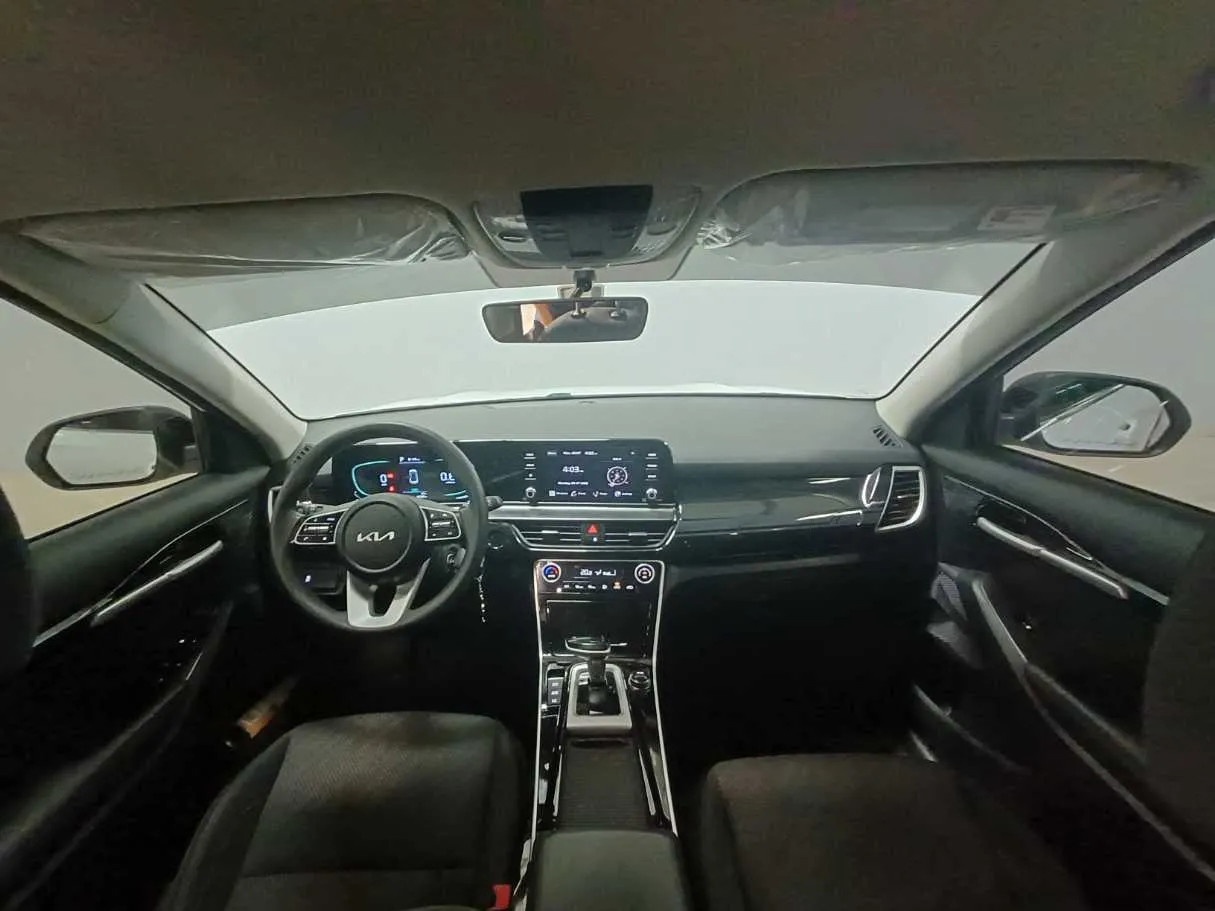 Car image 14