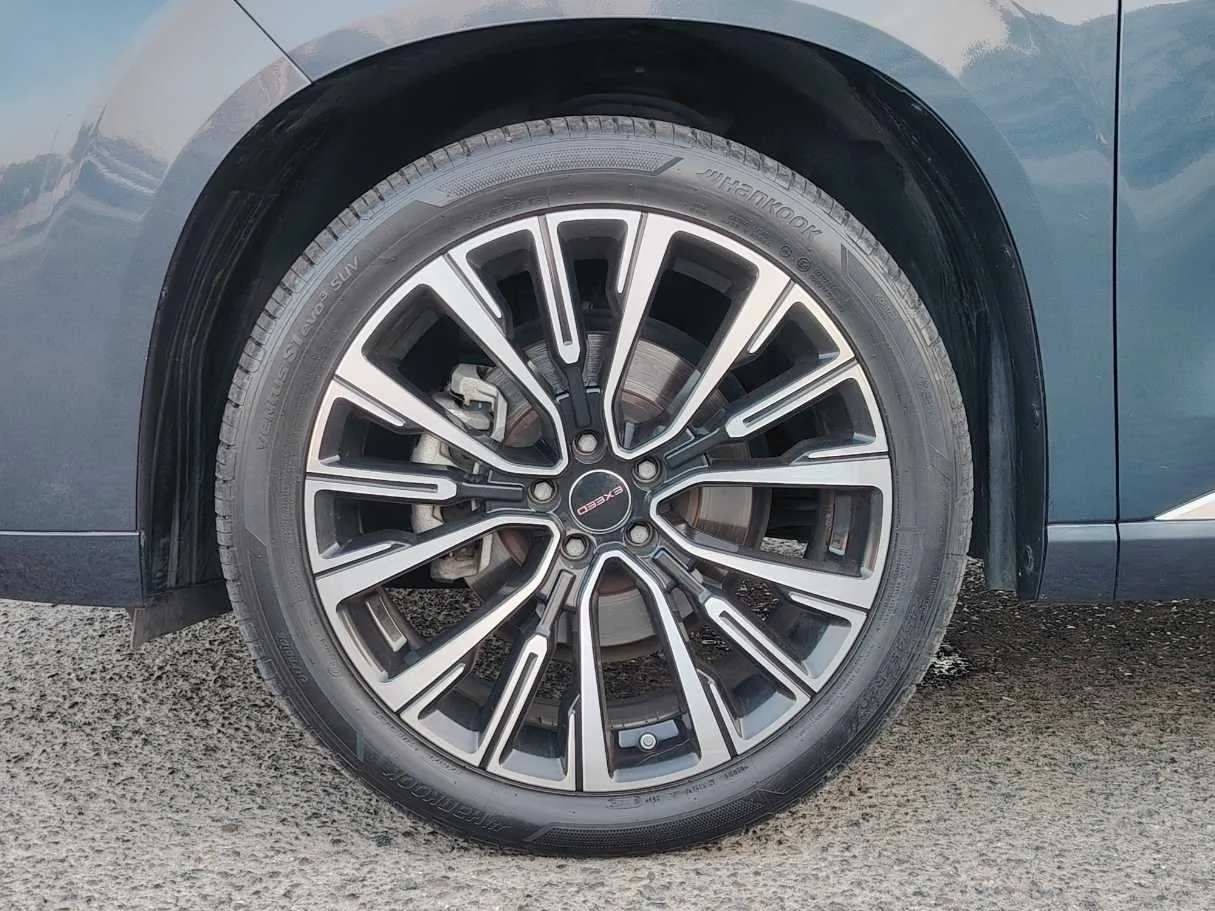 Car image 12