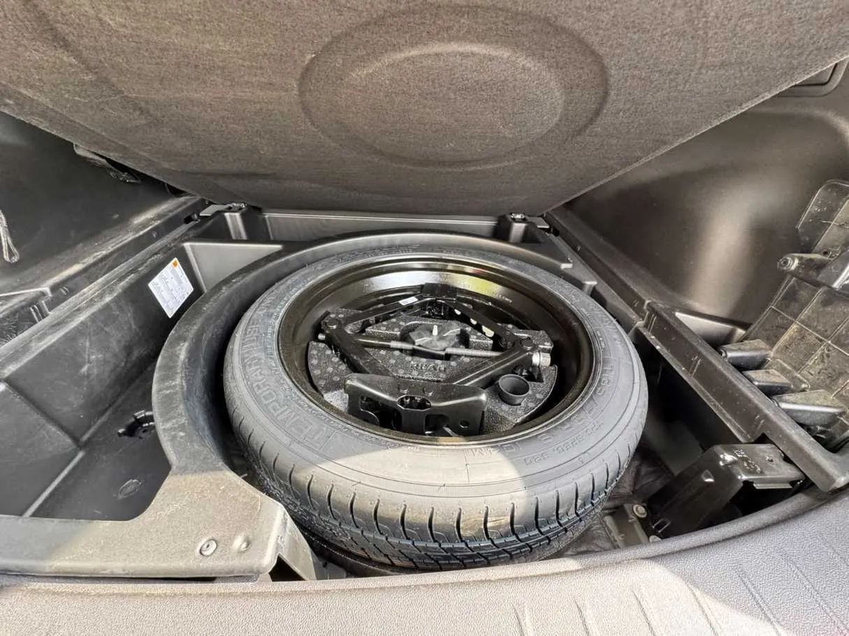 Car image 25
