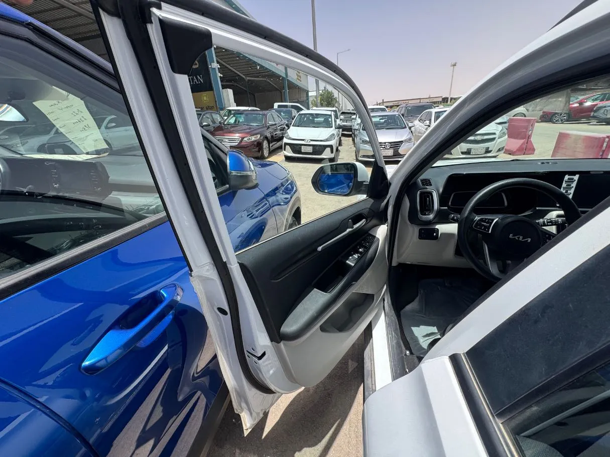 Car image 7