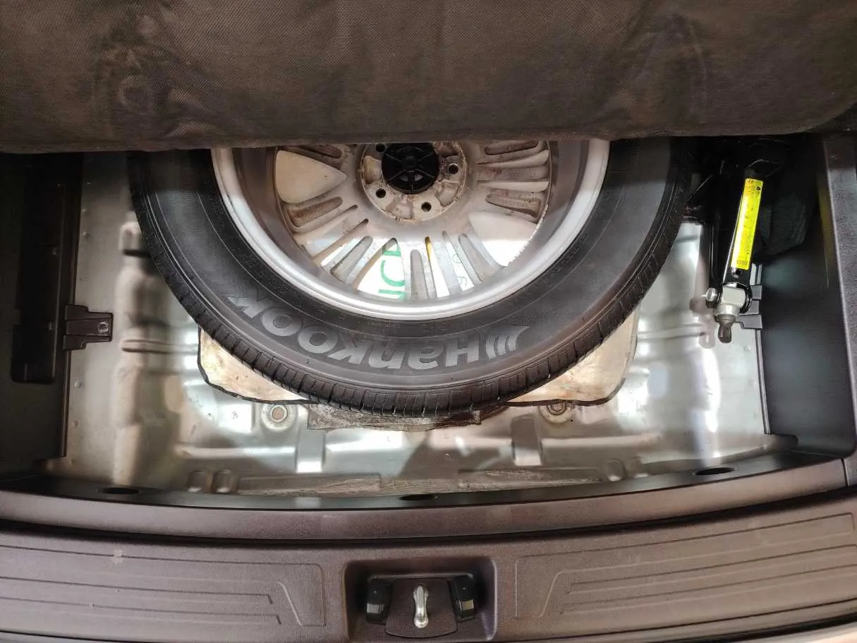 Car image 27
