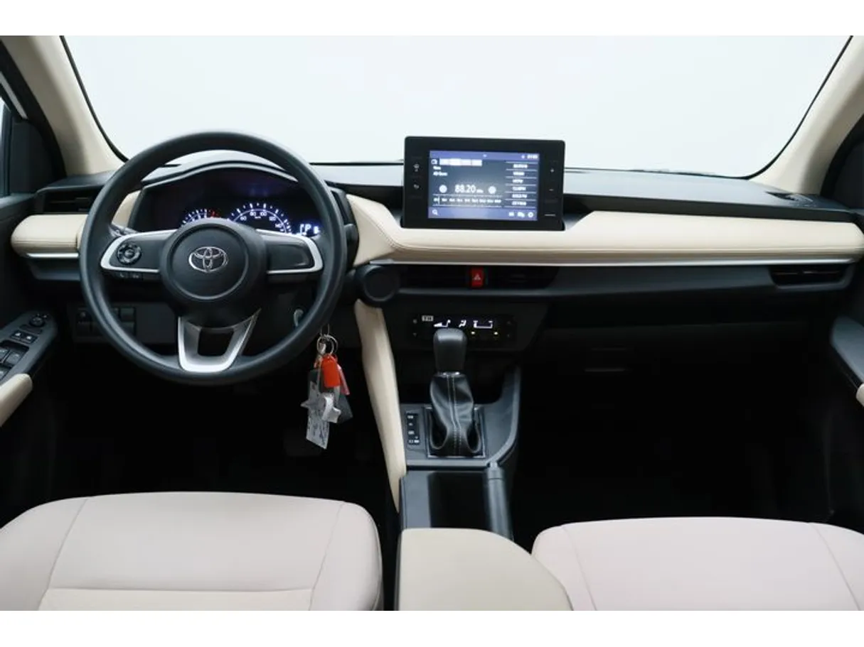 Car image 14