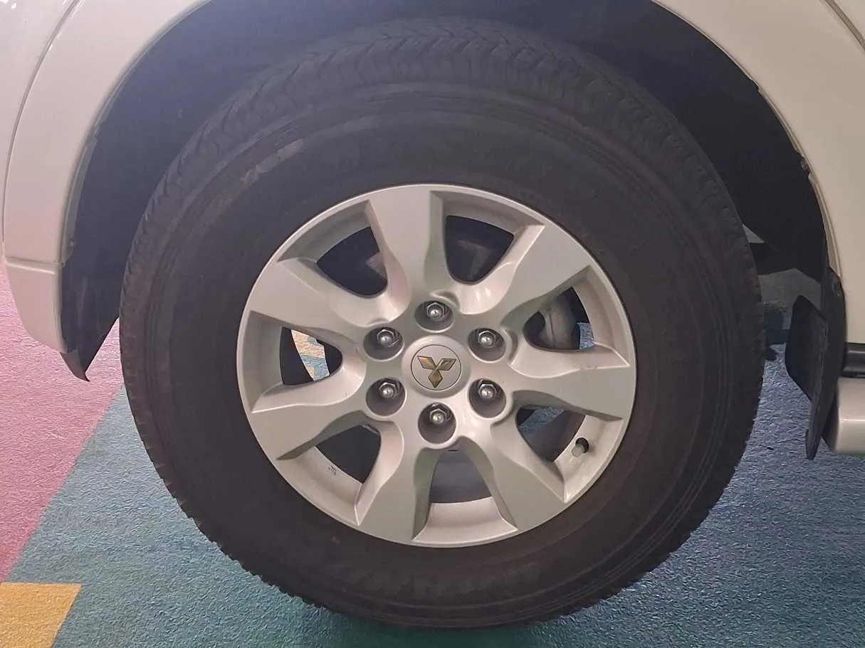 Car image 9