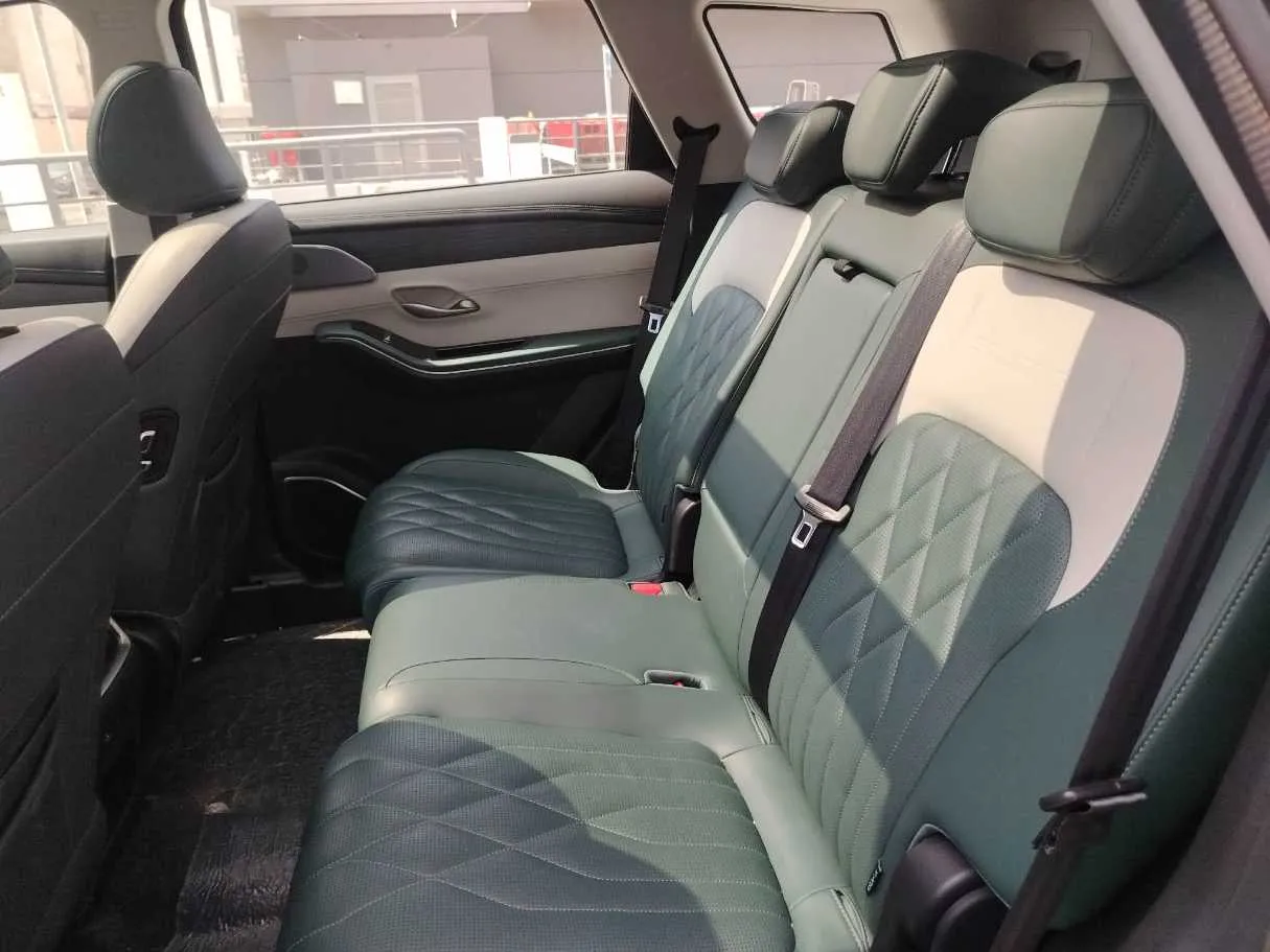 Car image 18