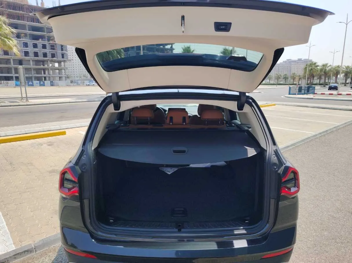 Car image 24