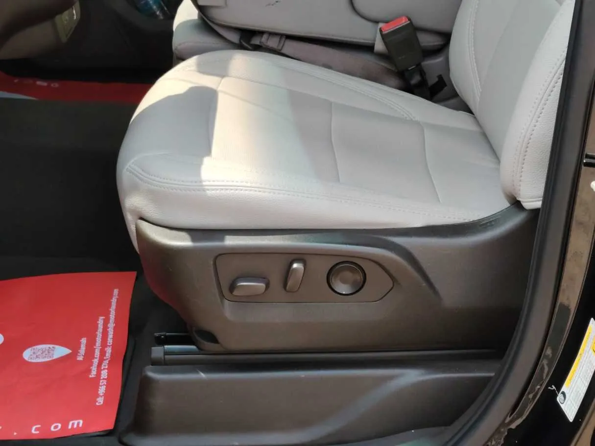 Car image 30
