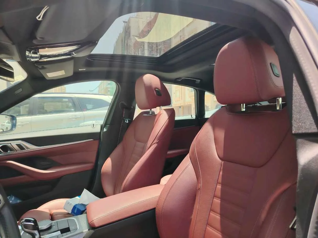 Car image 14