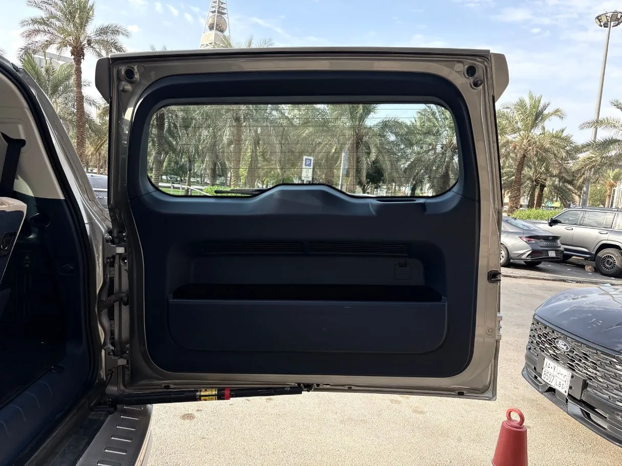 Car image 25
