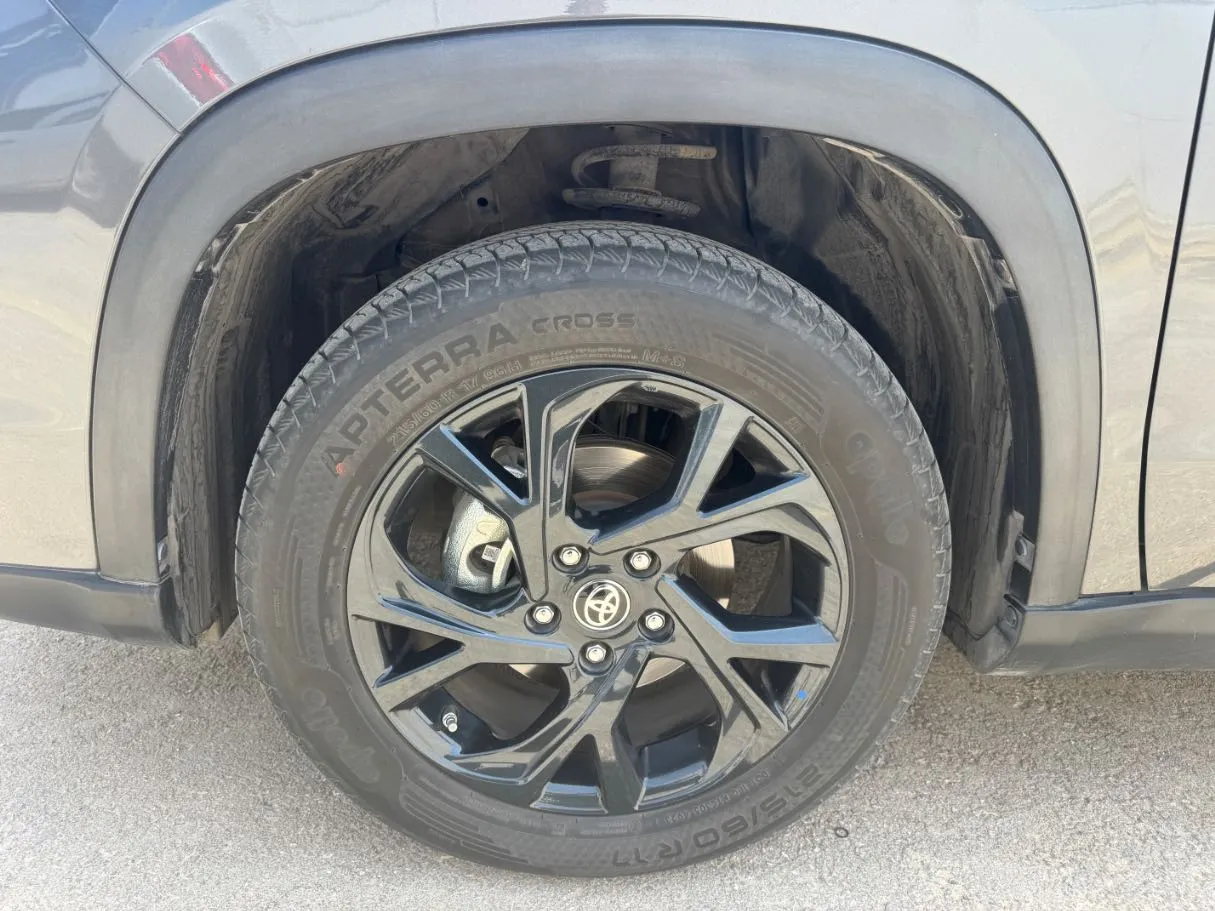 Car image 9