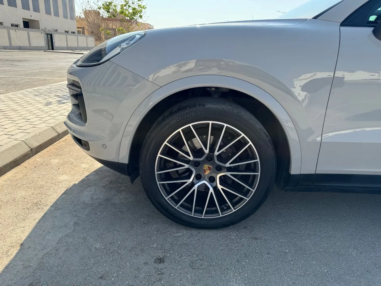 Car image 9