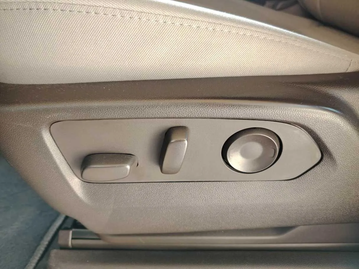 Car image 46