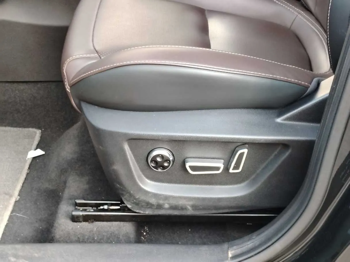 Car image 32
