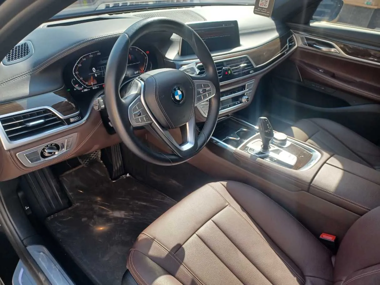 Car image 12