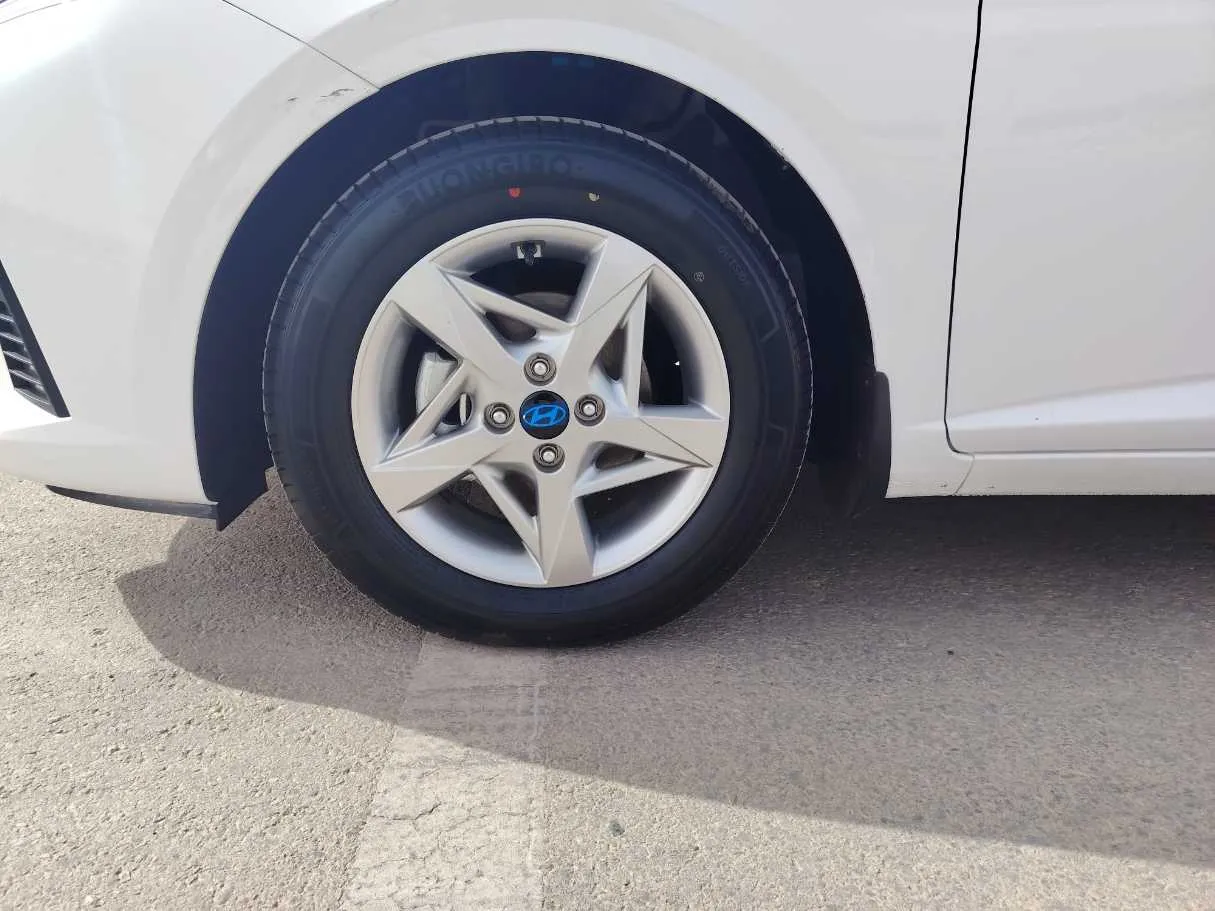Car image 10