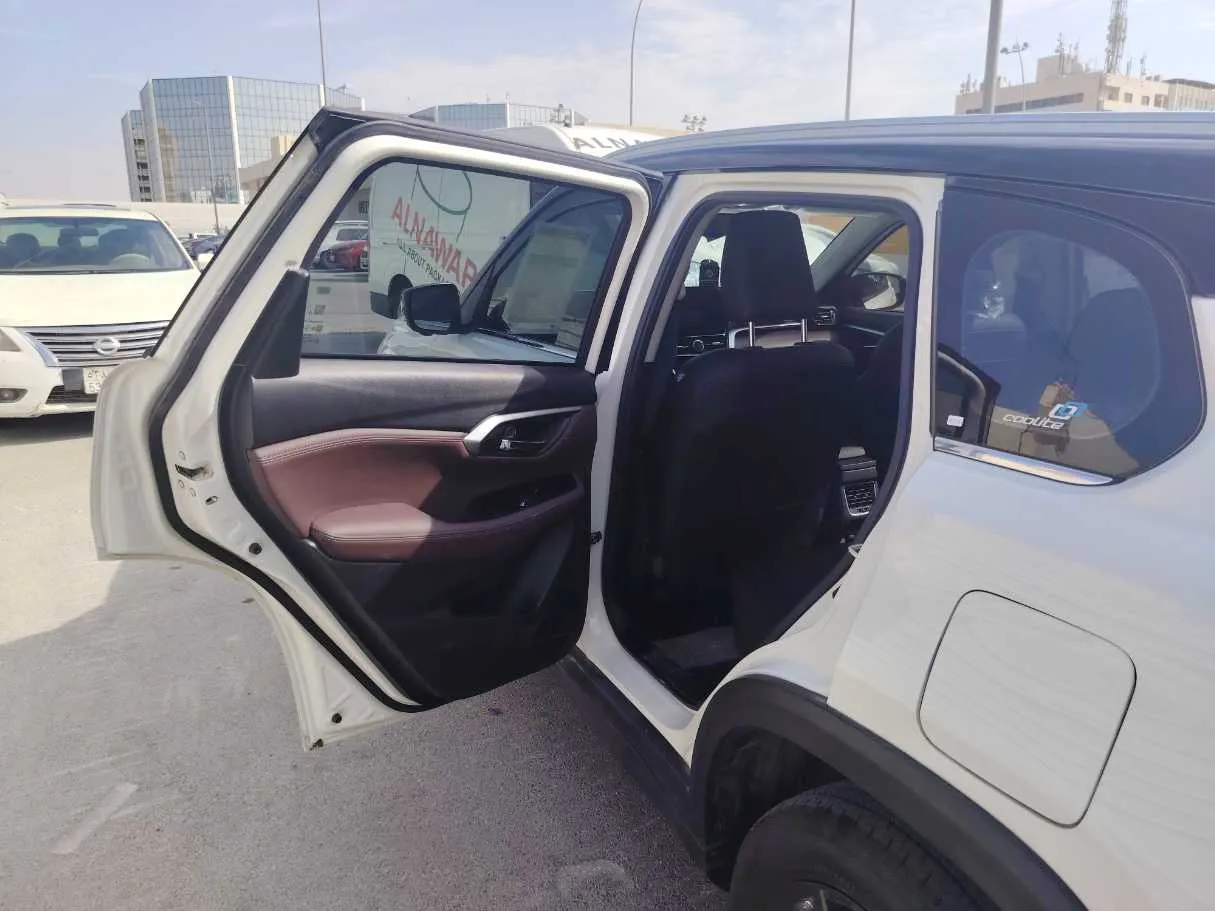 Car image 15