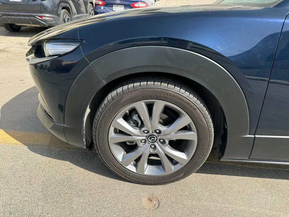 Car image 9