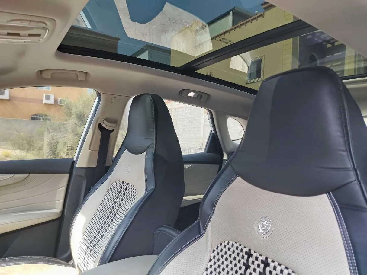 Car image 15