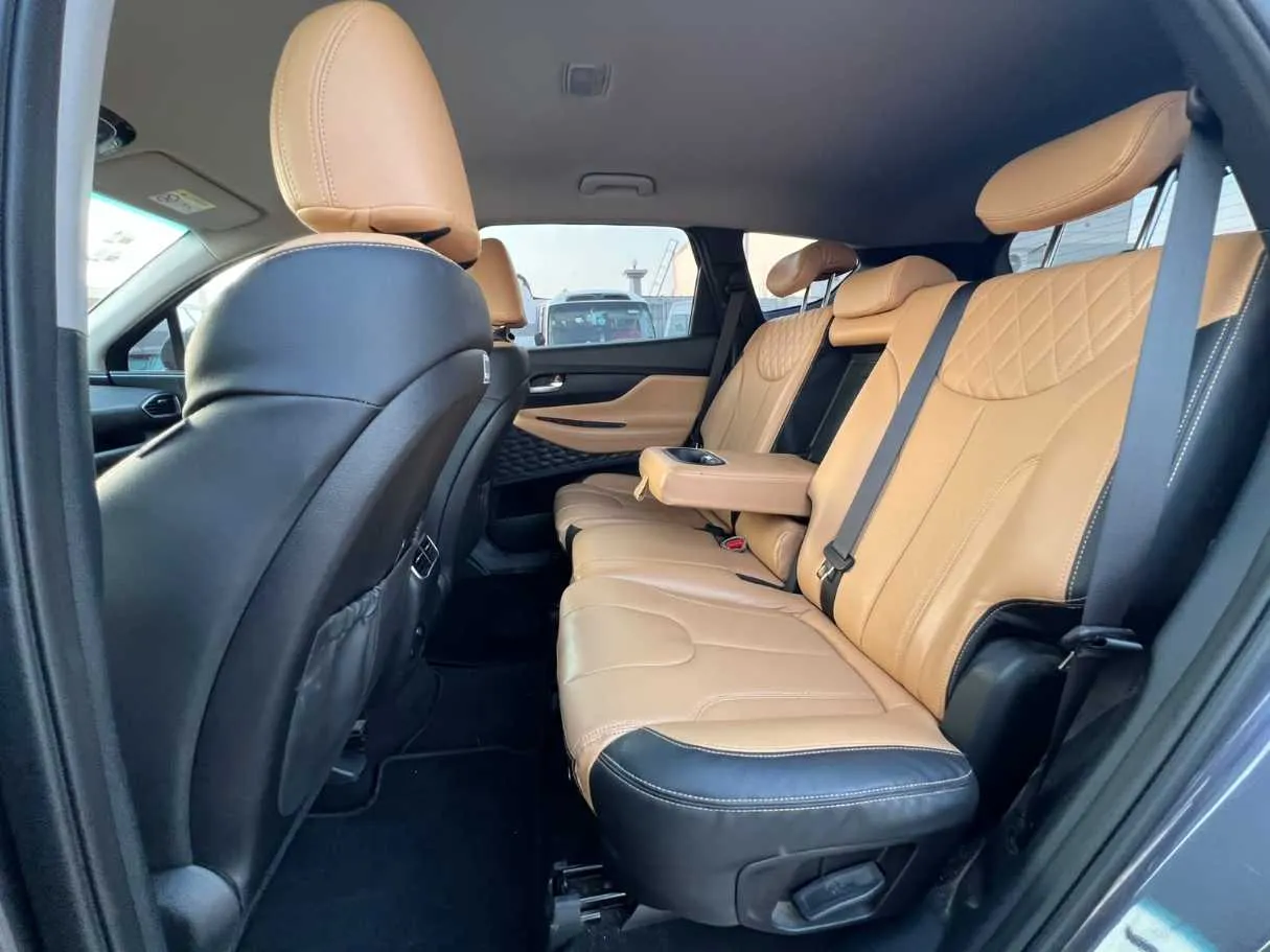 Car image 14