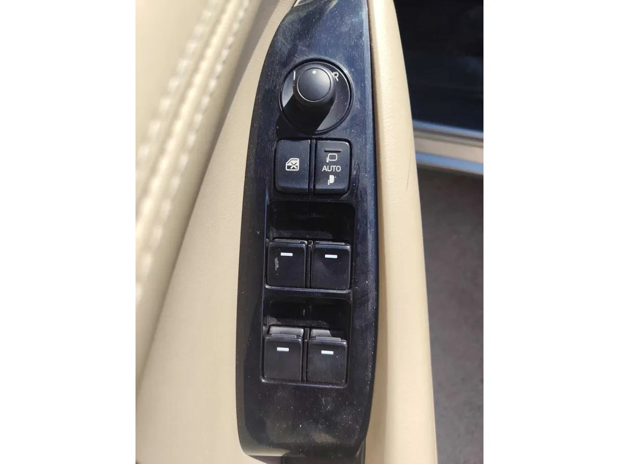 Car image 27
